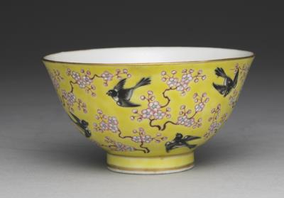 图片[2]-Bowl with prunus and magpies in yellow ground and fencai polychrome enamels-China Archive